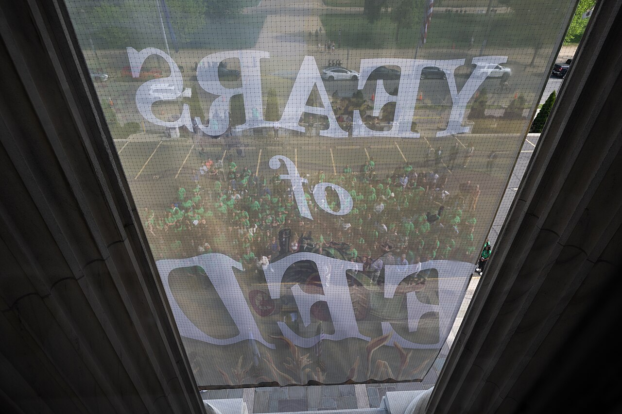 Hundreds of 4-H’ers from around the nation met in Washington D.C. for the National 4-H Conference and pose for a group photo in front of the U.S. Department of Agriculture Headquar