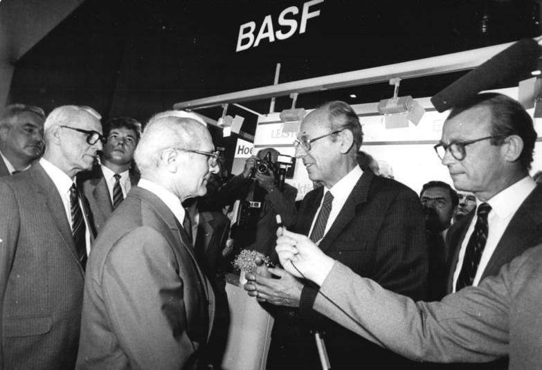 For documentary purposes the German Federal Archive often retained the original image captions , which may be erroneous, biased, obsolete or politically extreme . ADN-ZB Mittelstäd