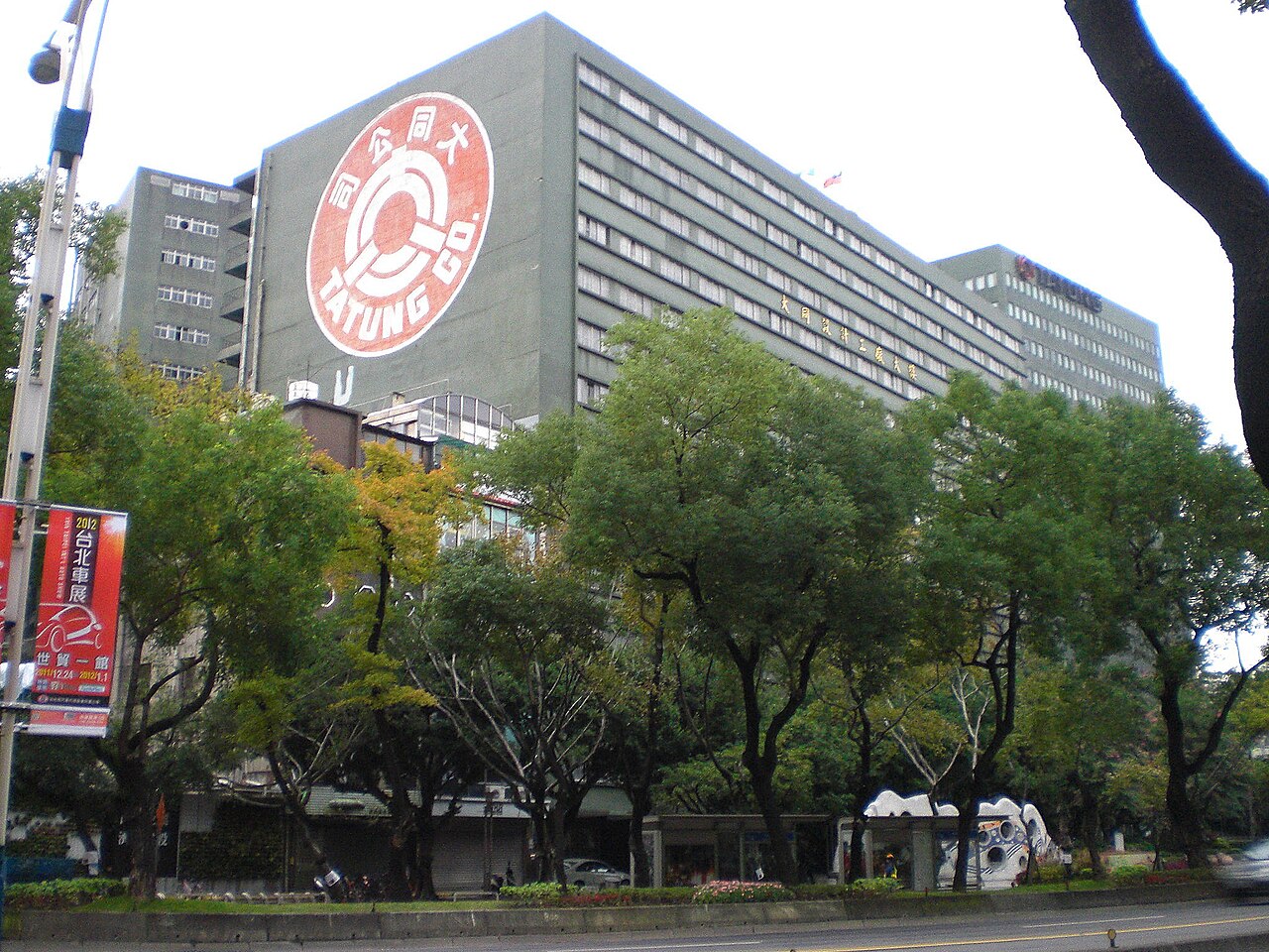 ​大同設計工廠大樓，外牆漆大同公司商標，前方公園為撫順公園。