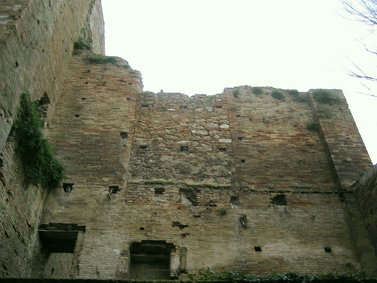 I resti della chiesa medievale di San Francesco (1226), dietro l'attuale edificio in stile barocco. Atri , Via Probi.