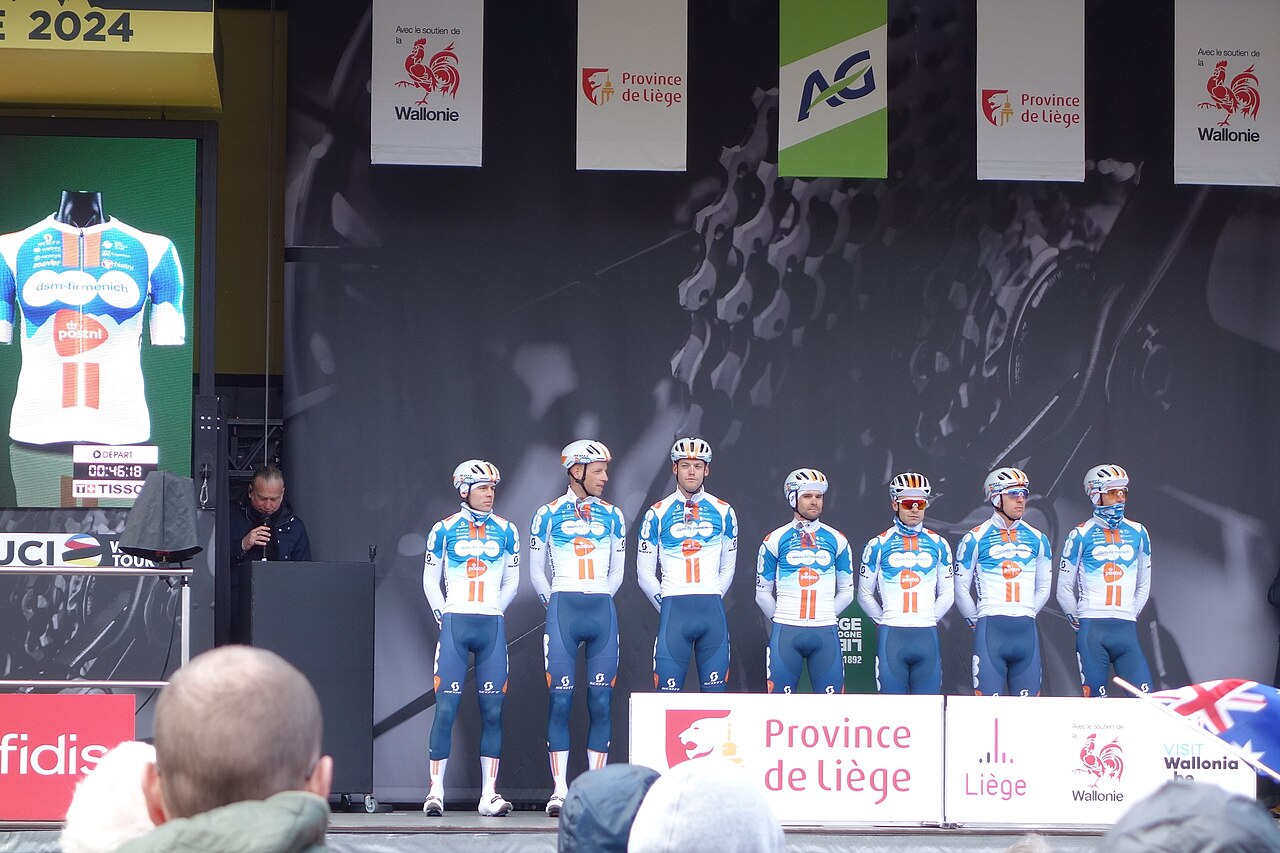 Ploegenvoorstelling voor de start van Luik-Bastenaken-Luik op de Quai des Ardennes op zondag 21 april 2024.