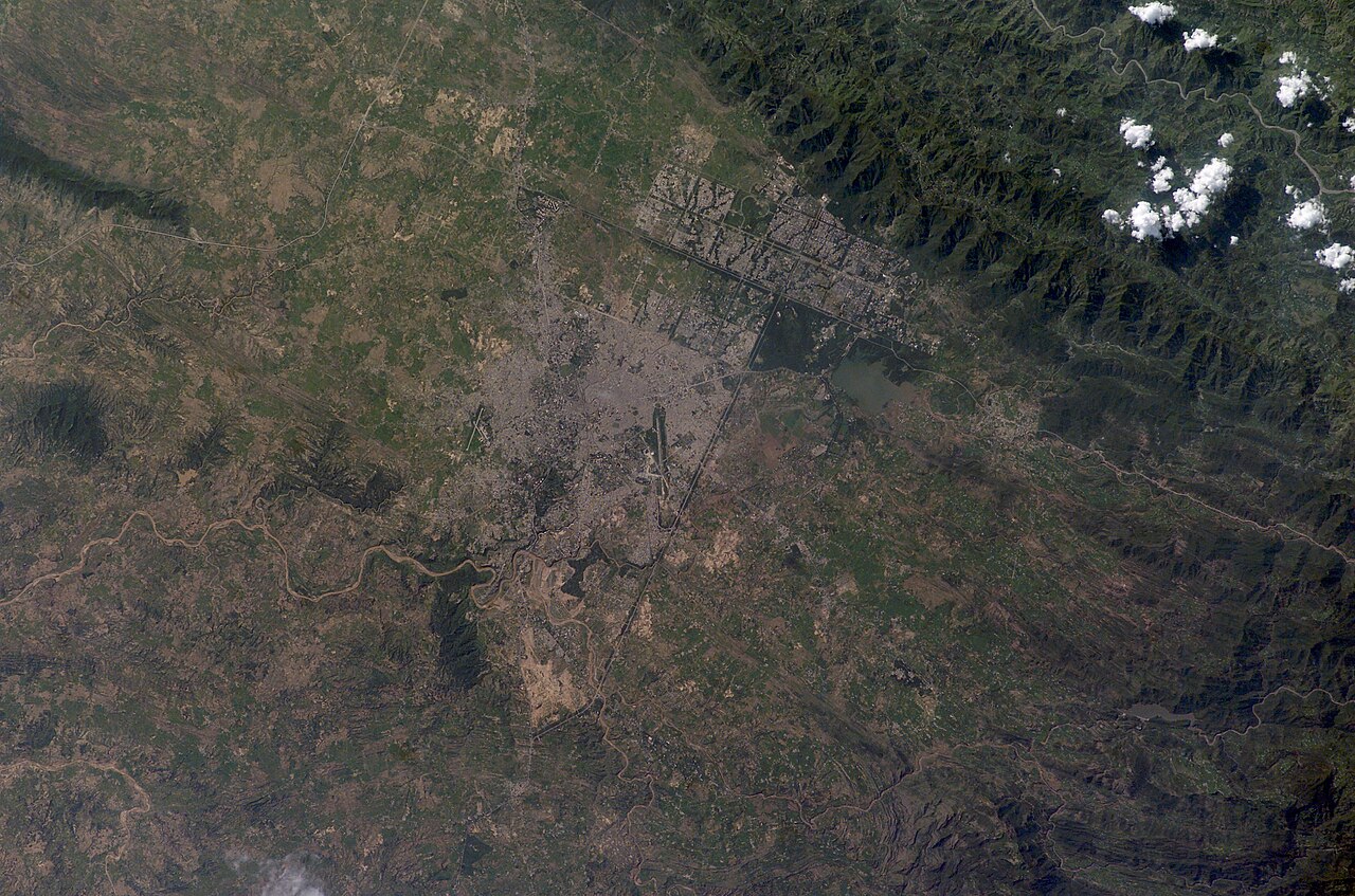 Two capital cities in Pakistan lie next to one another but display land use patterns that are entirely different. Islamabad, with a population of 901,000 (ca. 1998) boasts a master